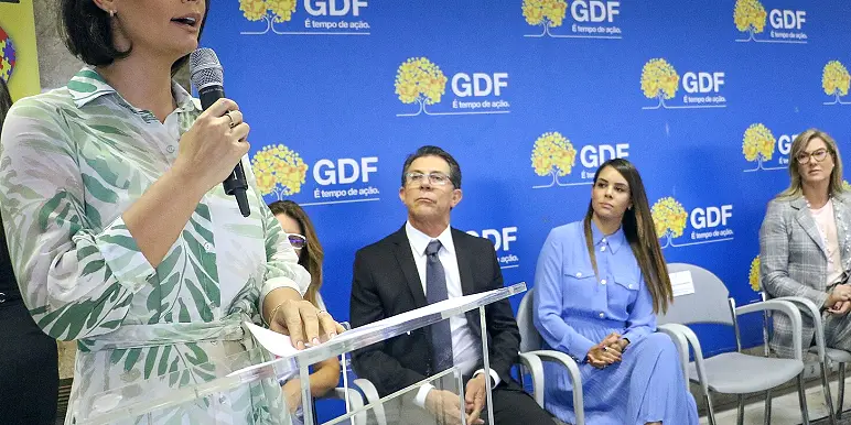 教练在训练场边指导的实拍(与体育总监的关系)