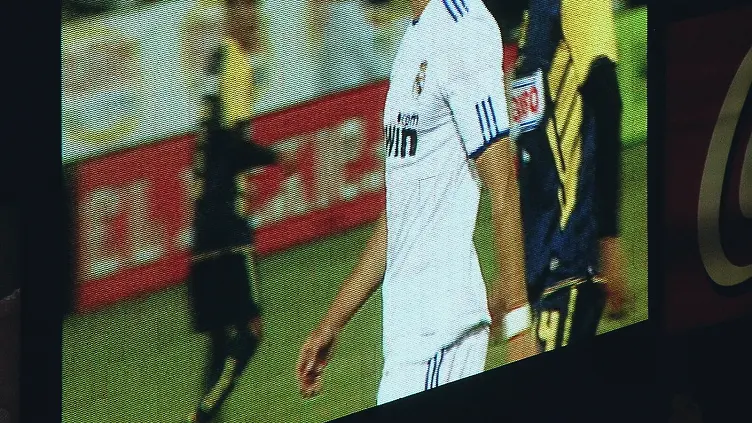 球场边球员与看台的实拍(巅峰期:把射门效率练到极致)